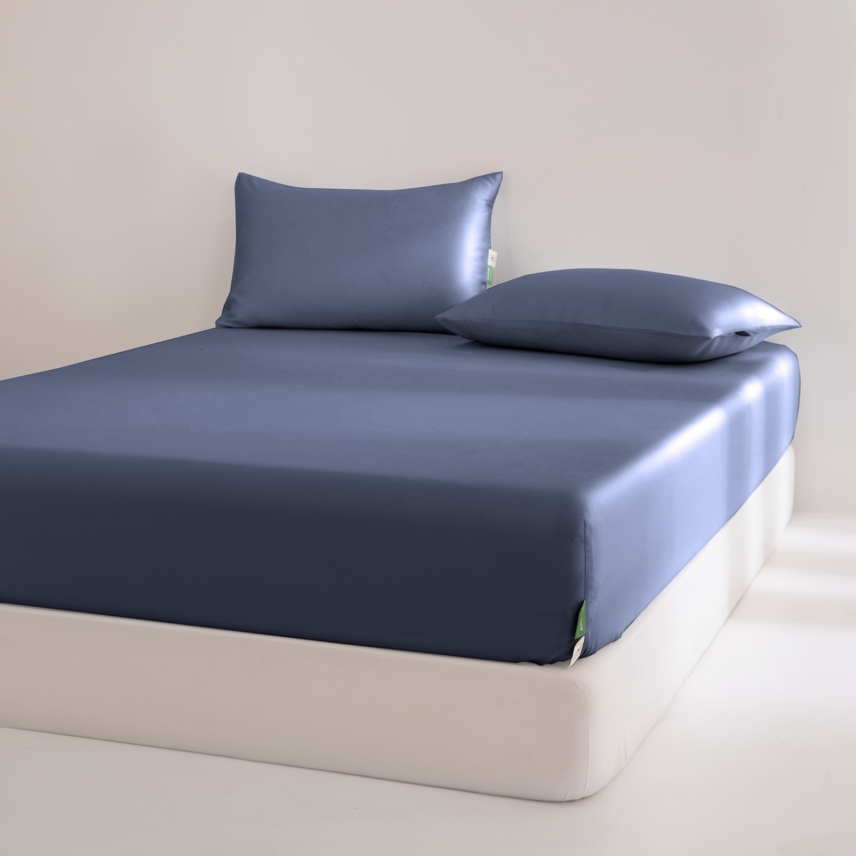 91家纺网 家纺一手货源 找家纺 眠博士 2026新款60S天丝莱赛尔纯色床笠-场景二 60S天丝床笠-米亚蓝