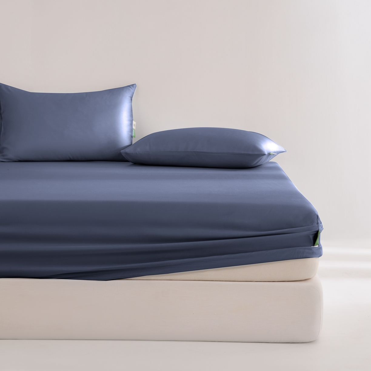 91家纺网 家纺一手货源 找家纺 眠博士 2026新款60S天丝莱赛尔纯色床笠-场景二 60S天丝床笠-米亚蓝