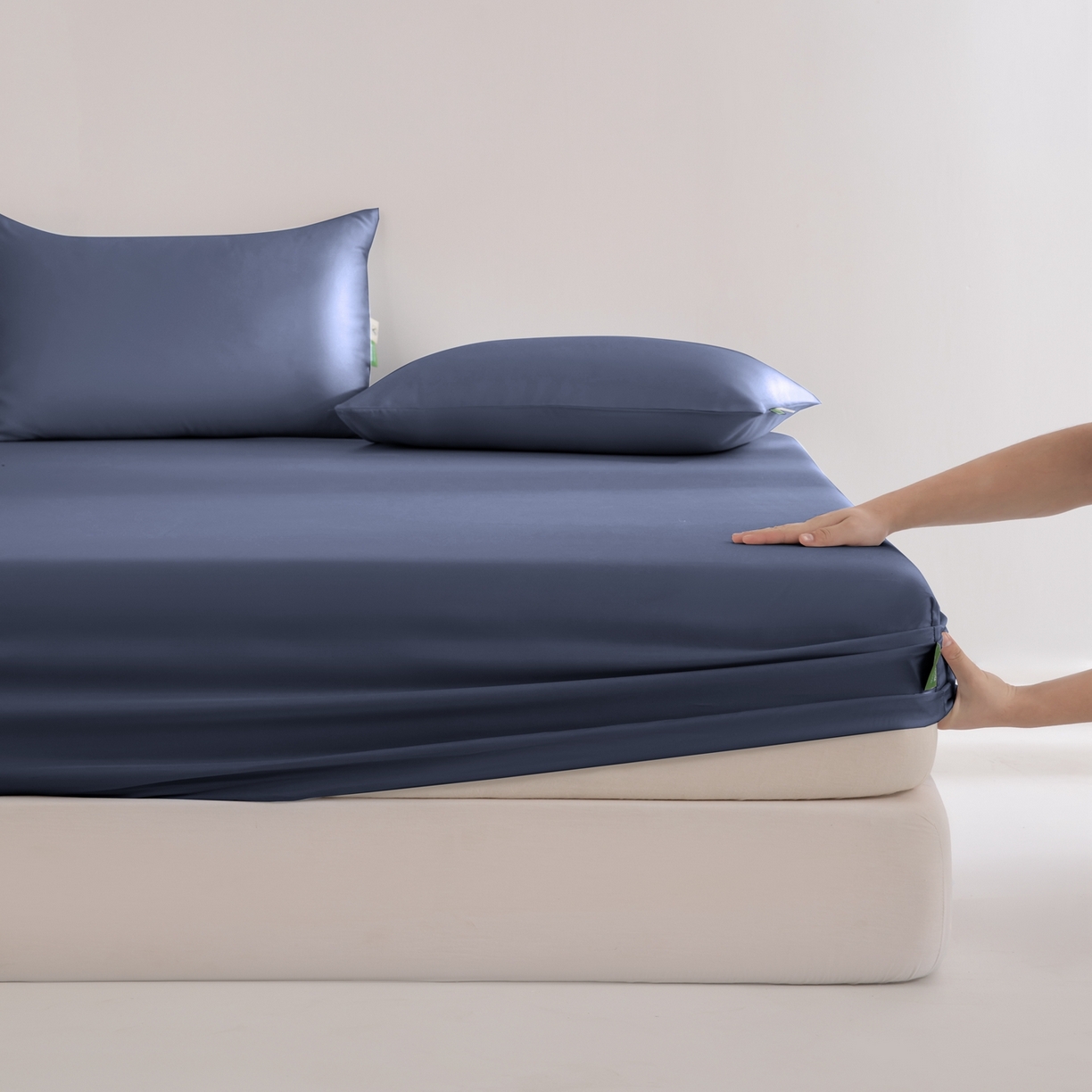 91家纺网 家纺一手货源 找家纺 眠博士 2026新款60S天丝莱赛尔纯色床笠-场景二 60S天丝床笠-米亚蓝