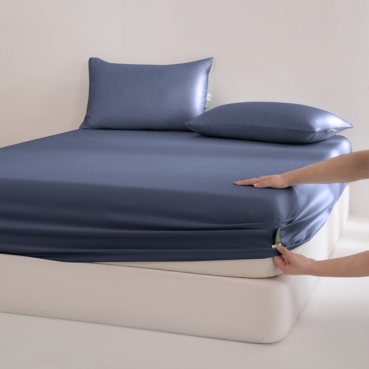 91家纺网 家纺一手货源 找家纺 眠博士 2026新款60S天丝莱赛尔纯色床笠-场景二 60S天丝床笠-米亚蓝