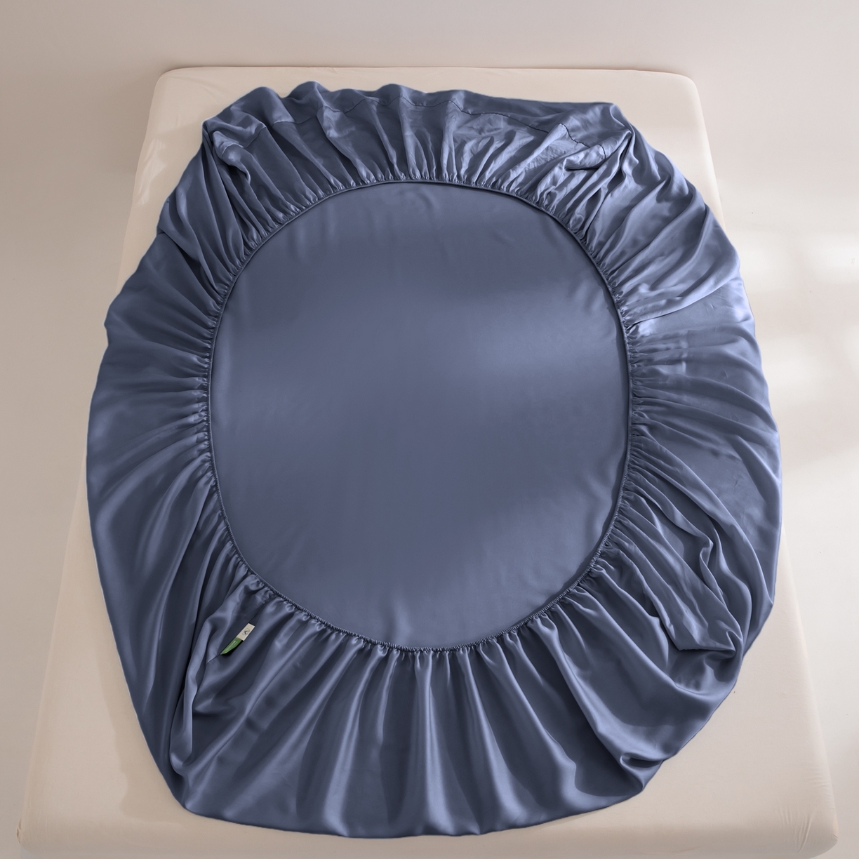 91家纺网 家纺一手货源 找家纺 眠博士 2026新款60S天丝莱赛尔纯色床笠-场景二 60S天丝床笠-米亚蓝