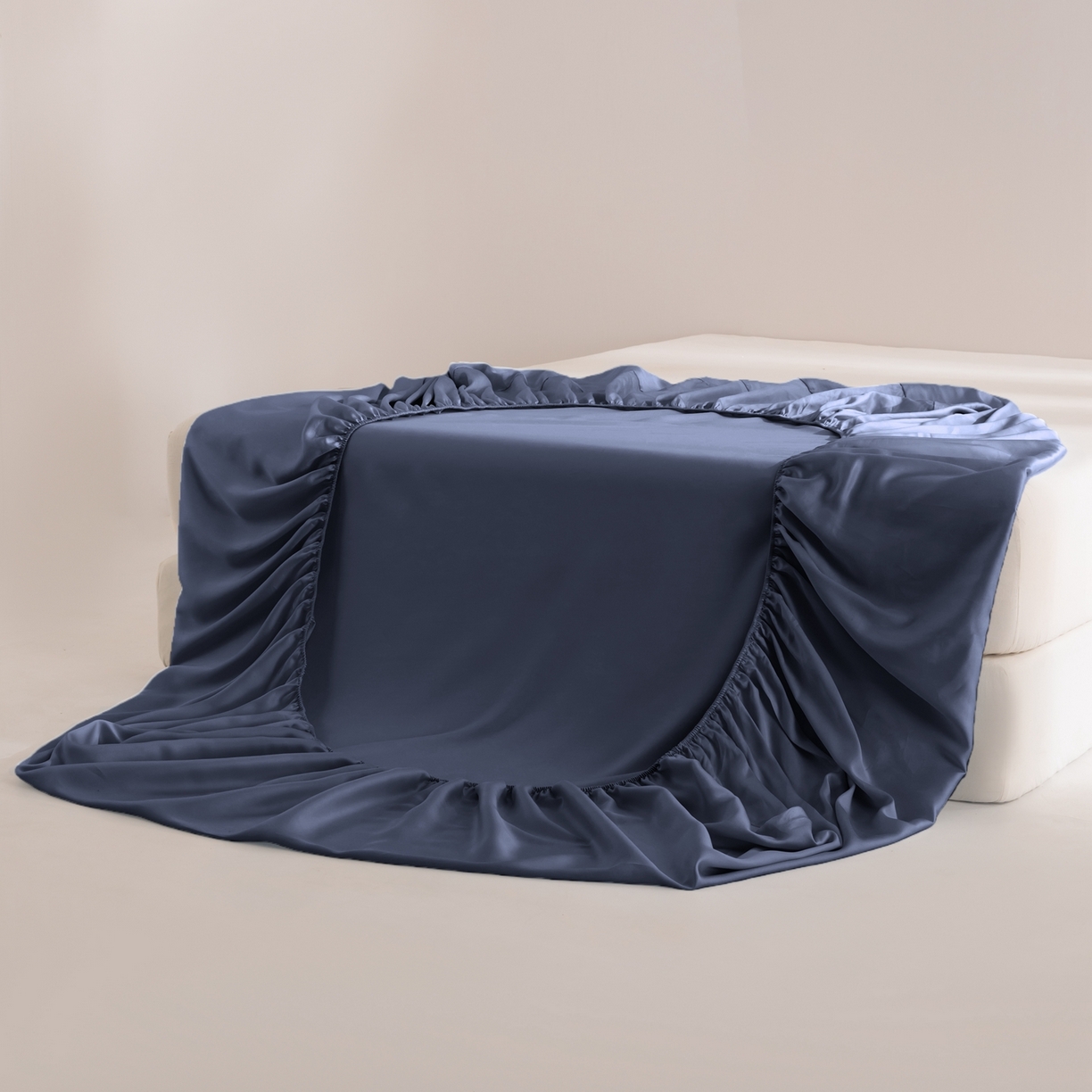 91家纺网 家纺一手货源 找家纺 眠博士 2026新款60S天丝莱赛尔纯色床笠-场景二 60S天丝床笠-米亚蓝