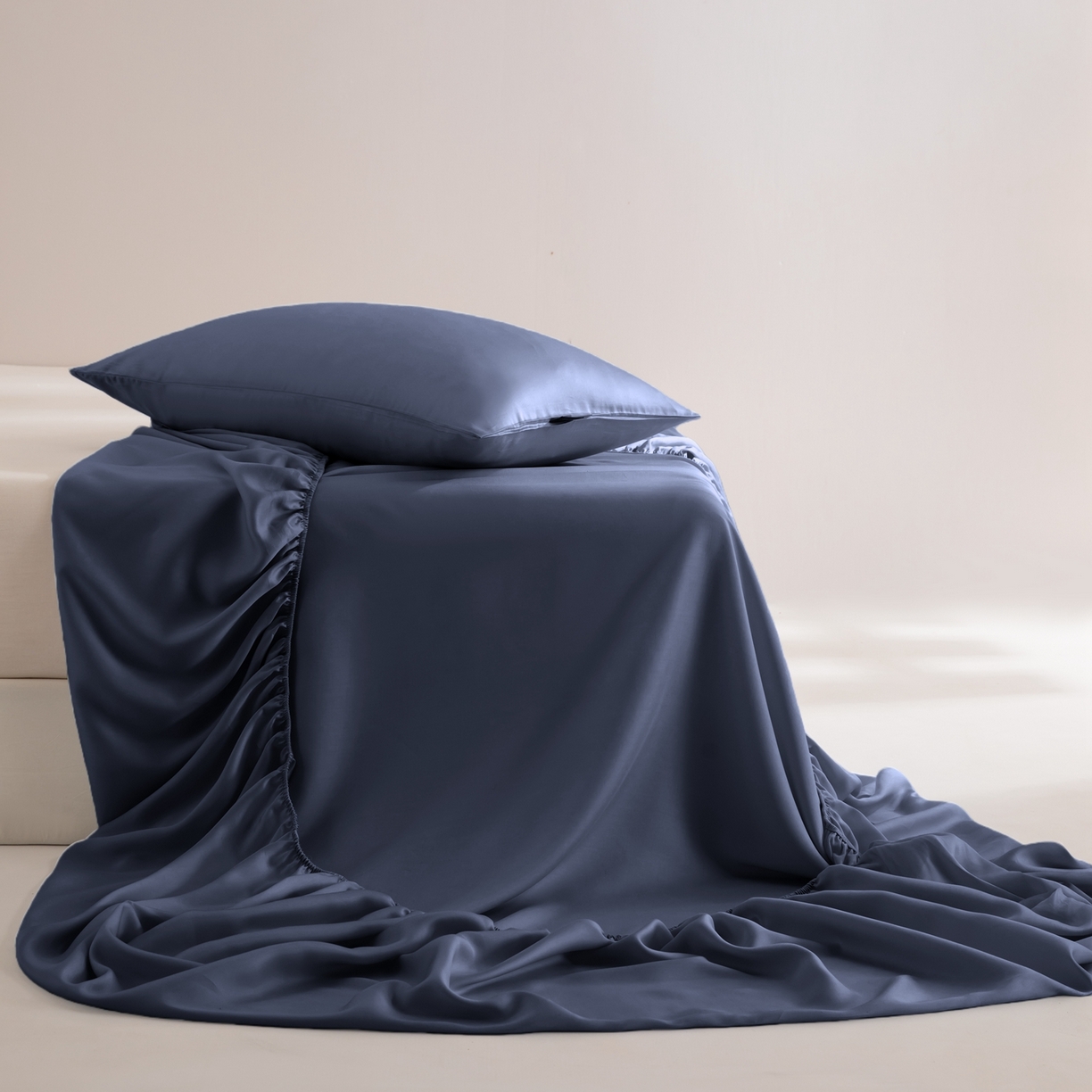 91家纺网 家纺一手货源 找家纺 眠博士 2026新款60S天丝莱赛尔纯色床笠-场景二 60S天丝床笠-米亚蓝