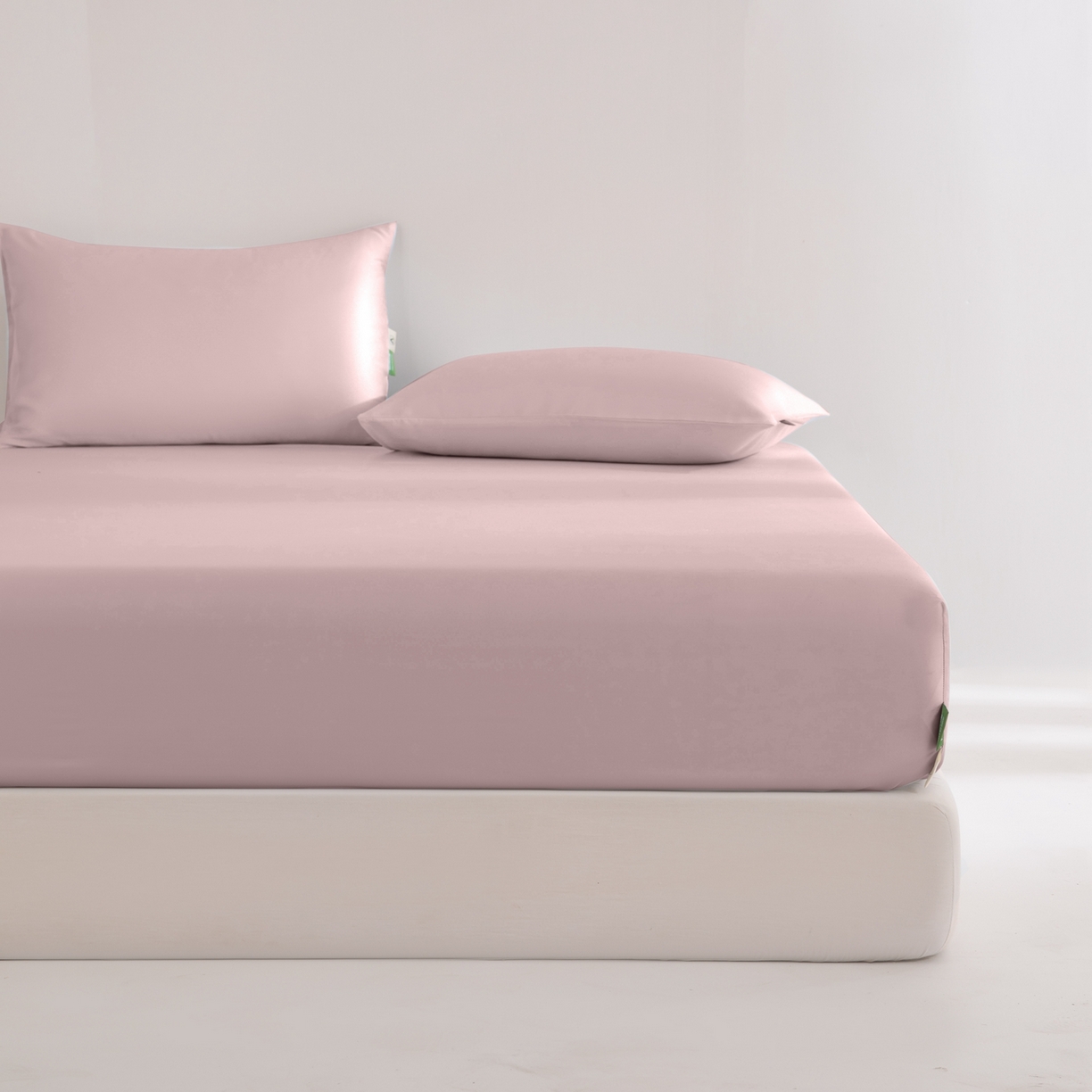 91家纺网 家纺一手货源 找家纺 眠博士 2026新款60S天丝莱赛尔纯色床笠-场景二 60S天丝床笠-藕粉