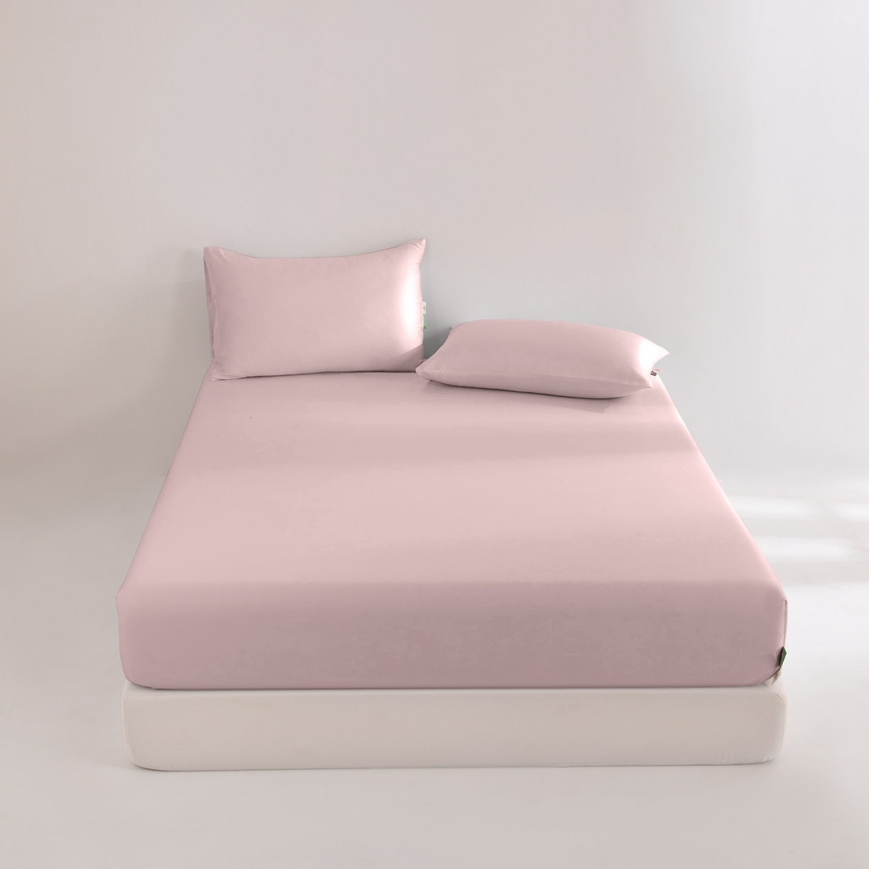 91家纺网 家纺一手货源 找家纺 眠博士 2026新款60S天丝莱赛尔纯色床笠-场景二 60S天丝床笠-藕粉