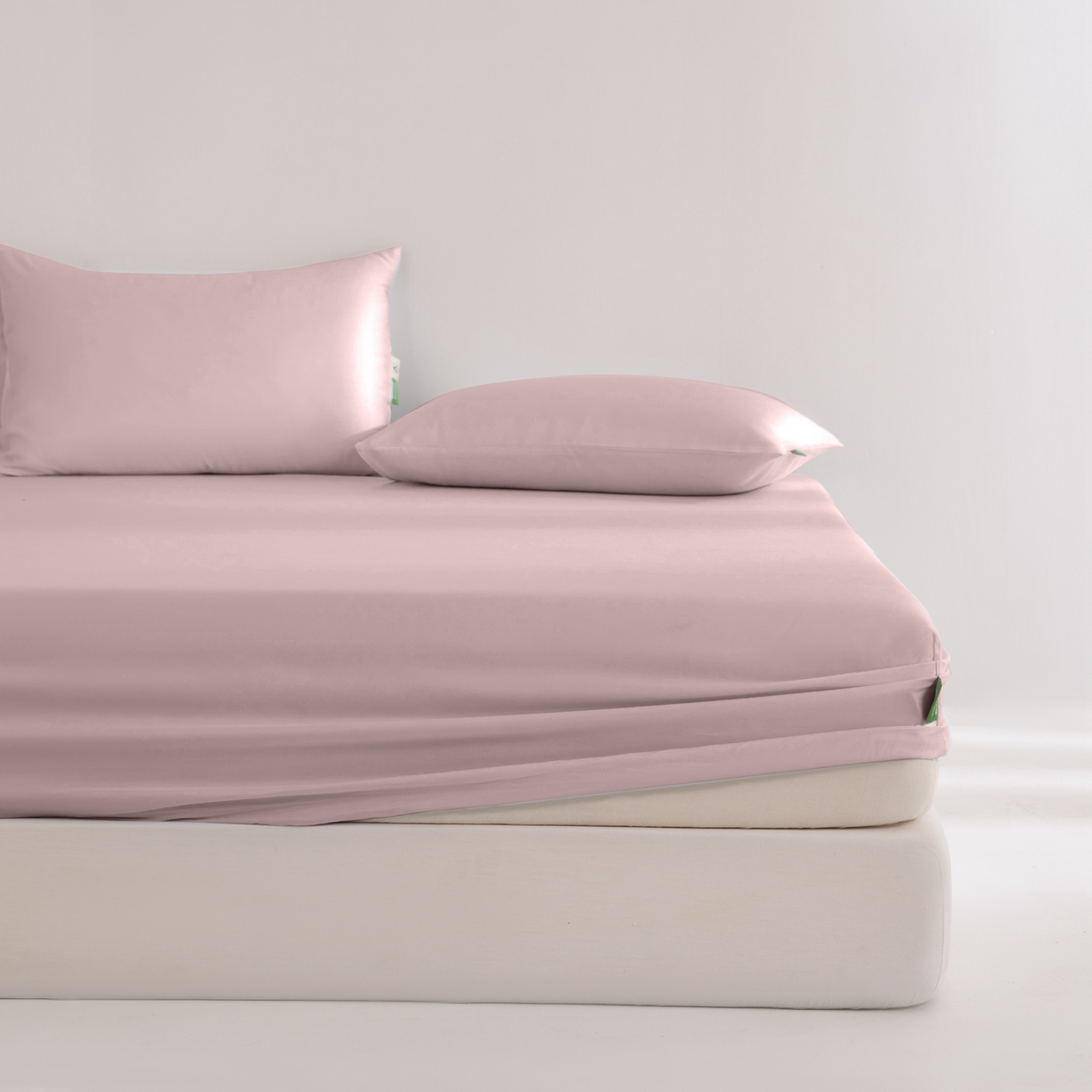 91家纺网 家纺一手货源 找家纺 眠博士 2026新款60S天丝莱赛尔纯色床笠-场景二 60S天丝床笠-藕粉