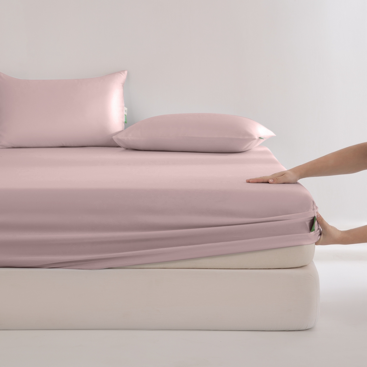 91家纺网 家纺一手货源 找家纺 眠博士 2026新款60S天丝莱赛尔纯色床笠-场景二 60S天丝床笠-藕粉