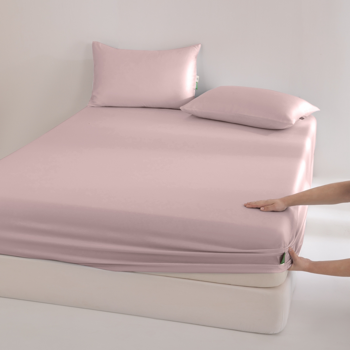 91家纺网 家纺一手货源 找家纺 眠博士 2026新款60S天丝莱赛尔纯色床笠-场景二 60S天丝床笠-藕粉