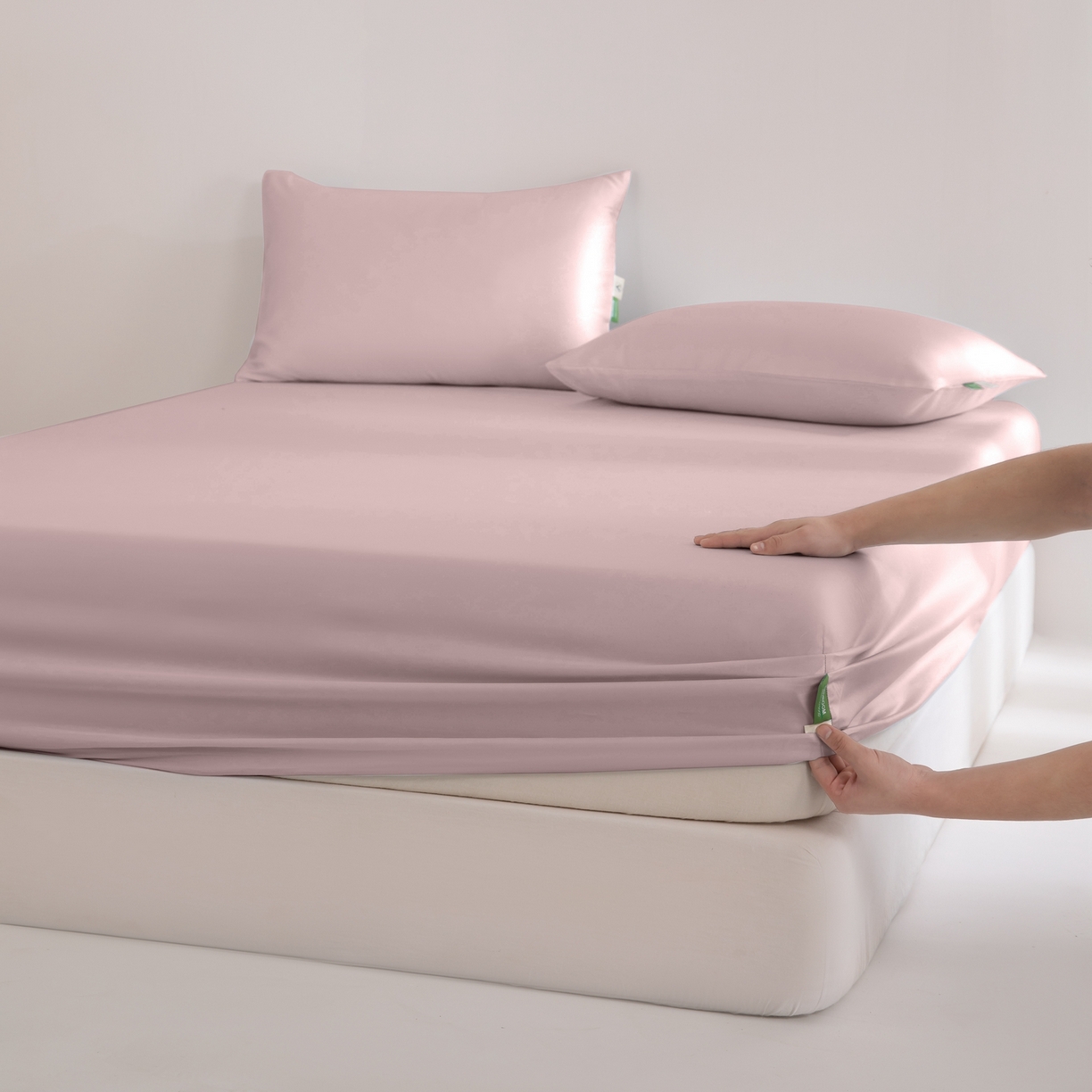 91家纺网 家纺一手货源 找家纺 眠博士 2026新款60S天丝莱赛尔纯色床笠-场景二 60S天丝床笠-藕粉