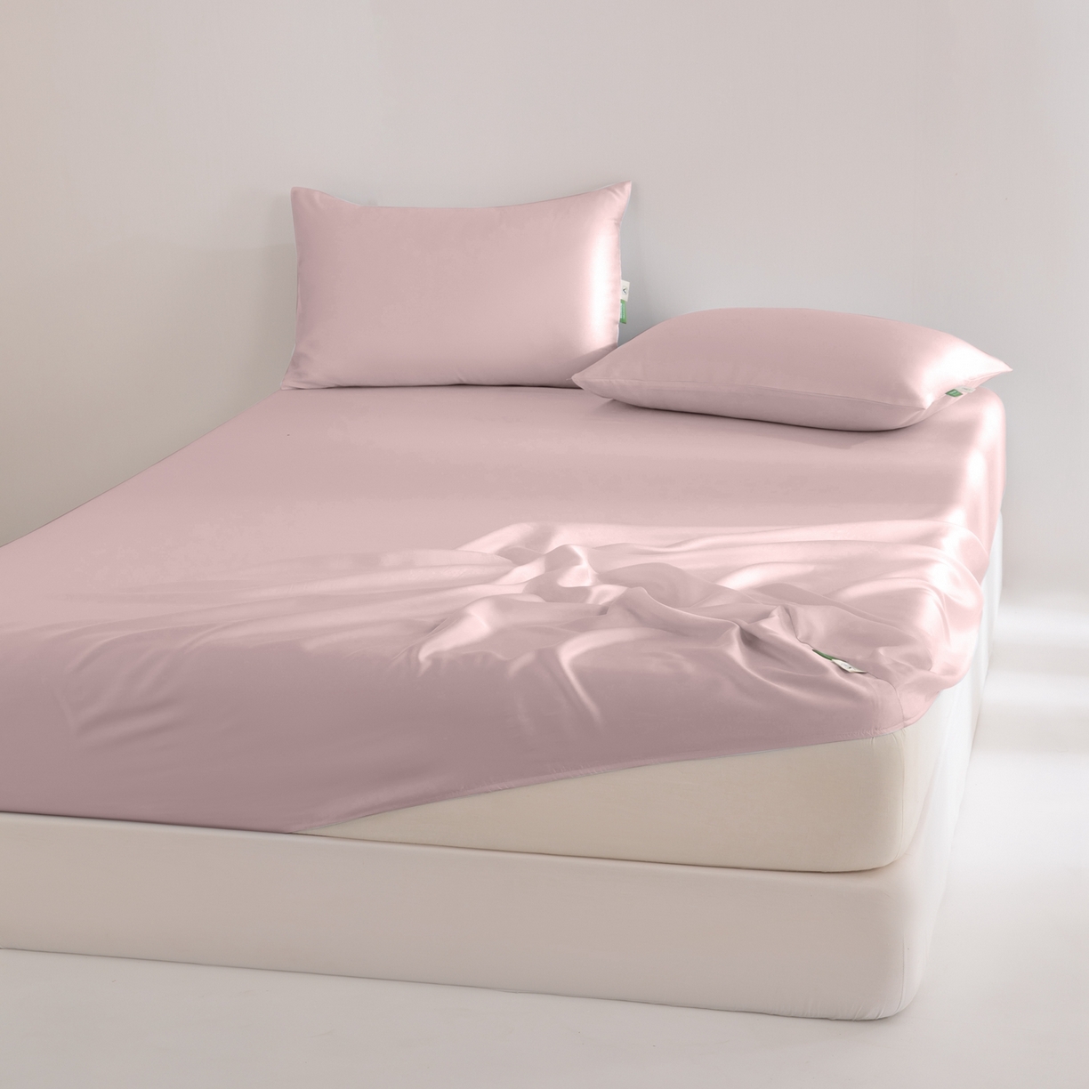 91家纺网 家纺一手货源 找家纺 眠博士 2026新款60S天丝莱赛尔纯色床笠-场景二 60S天丝床笠-藕粉