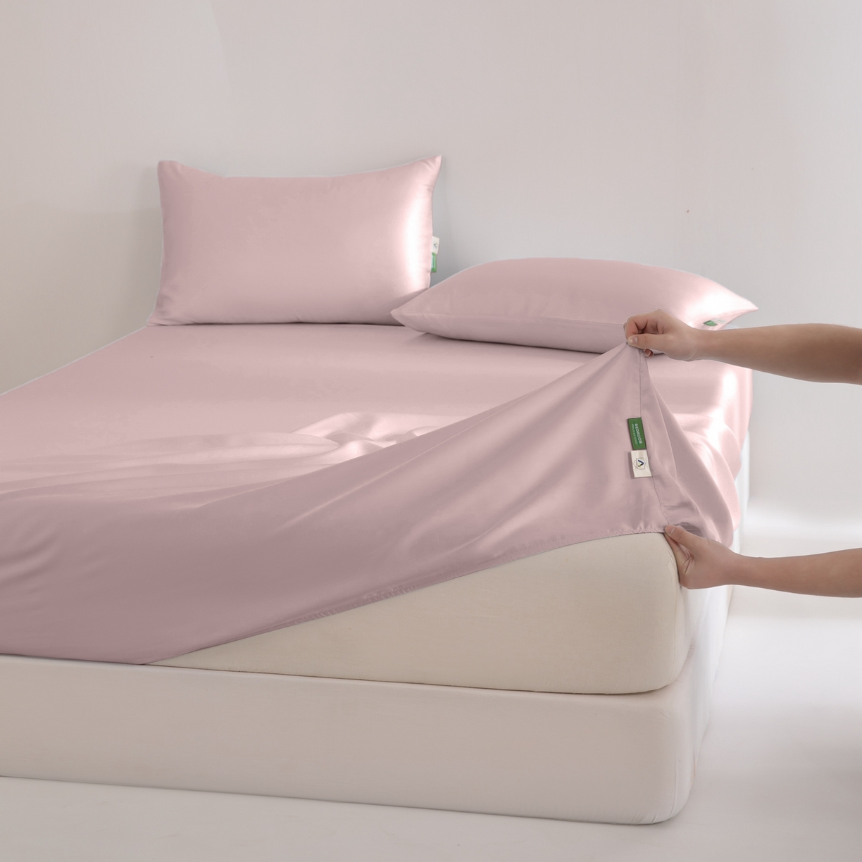 91家纺网 家纺一手货源 找家纺 眠博士 2026新款60S天丝莱赛尔纯色床笠-场景二 60S天丝床笠-藕粉