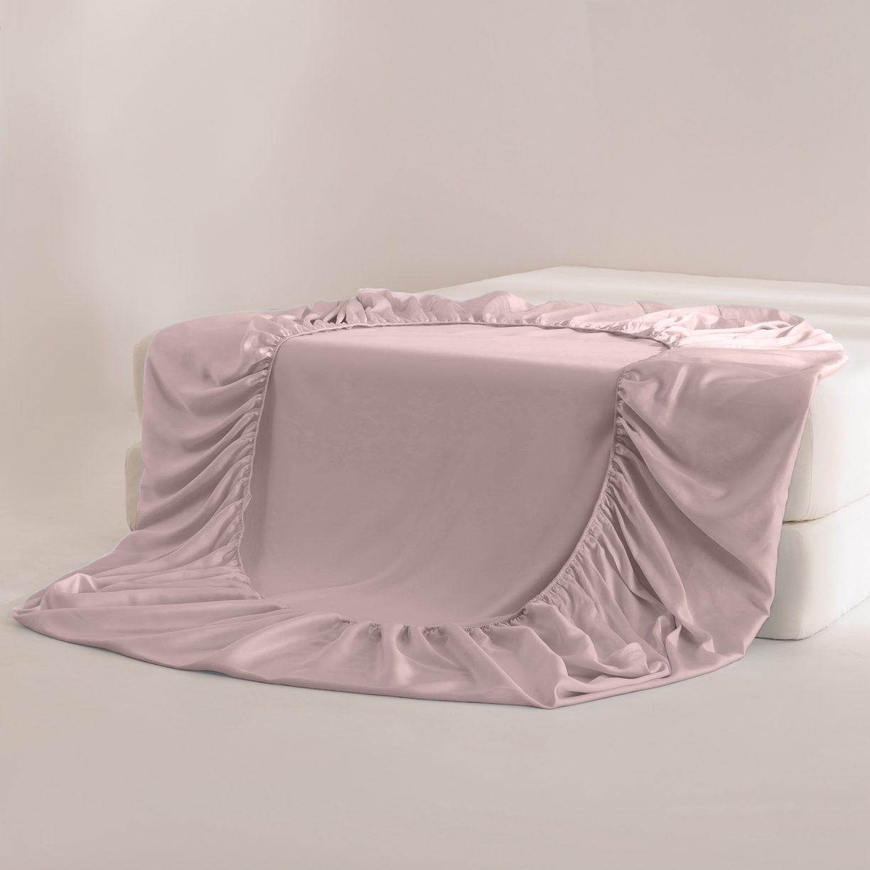 91家纺网 家纺一手货源 找家纺 眠博士 2026新款60S天丝莱赛尔纯色床笠-场景二 60S天丝床笠-藕粉