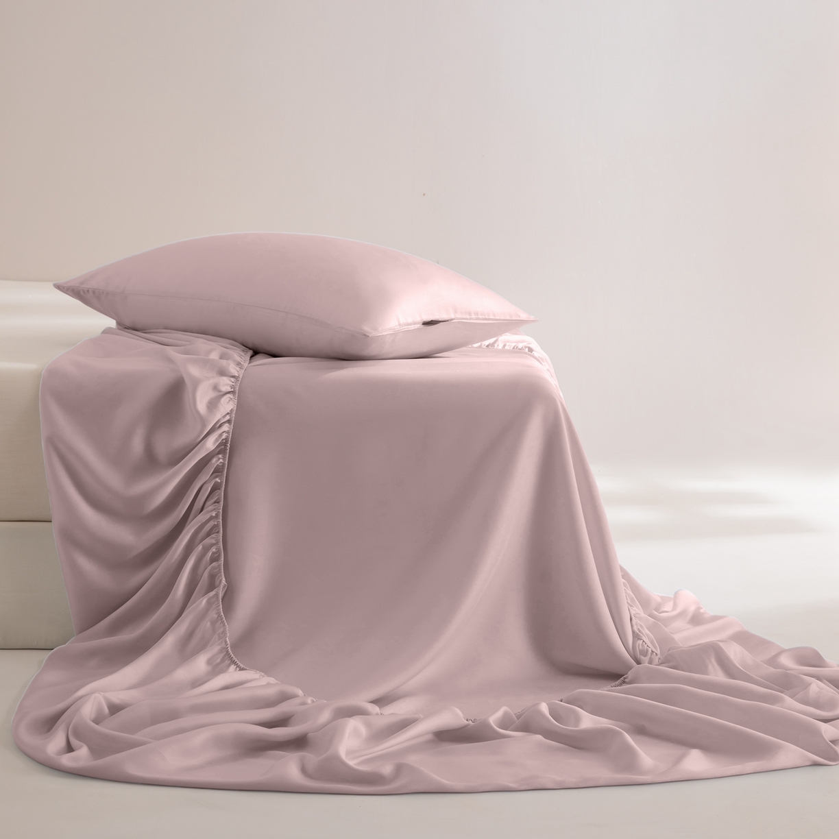 91家纺网 家纺一手货源 找家纺 眠博士 2026新款60S天丝莱赛尔纯色床笠-场景二 60S天丝床笠-藕粉