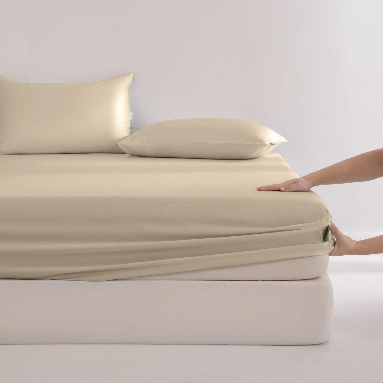 91家纺网 家纺一手货源 找家纺 眠博士 2026新款60S天丝莱赛尔纯色床笠-场景二 60S天丝床笠-浅茶色