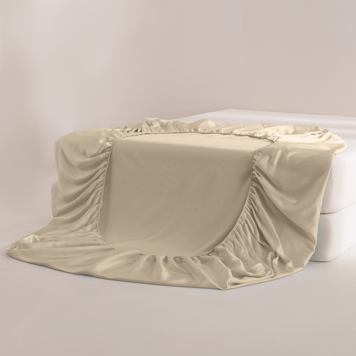 91家纺网 家纺一手货源 找家纺 眠博士 2026新款60S天丝莱赛尔纯色床笠-场景二 60S天丝床笠-浅茶色