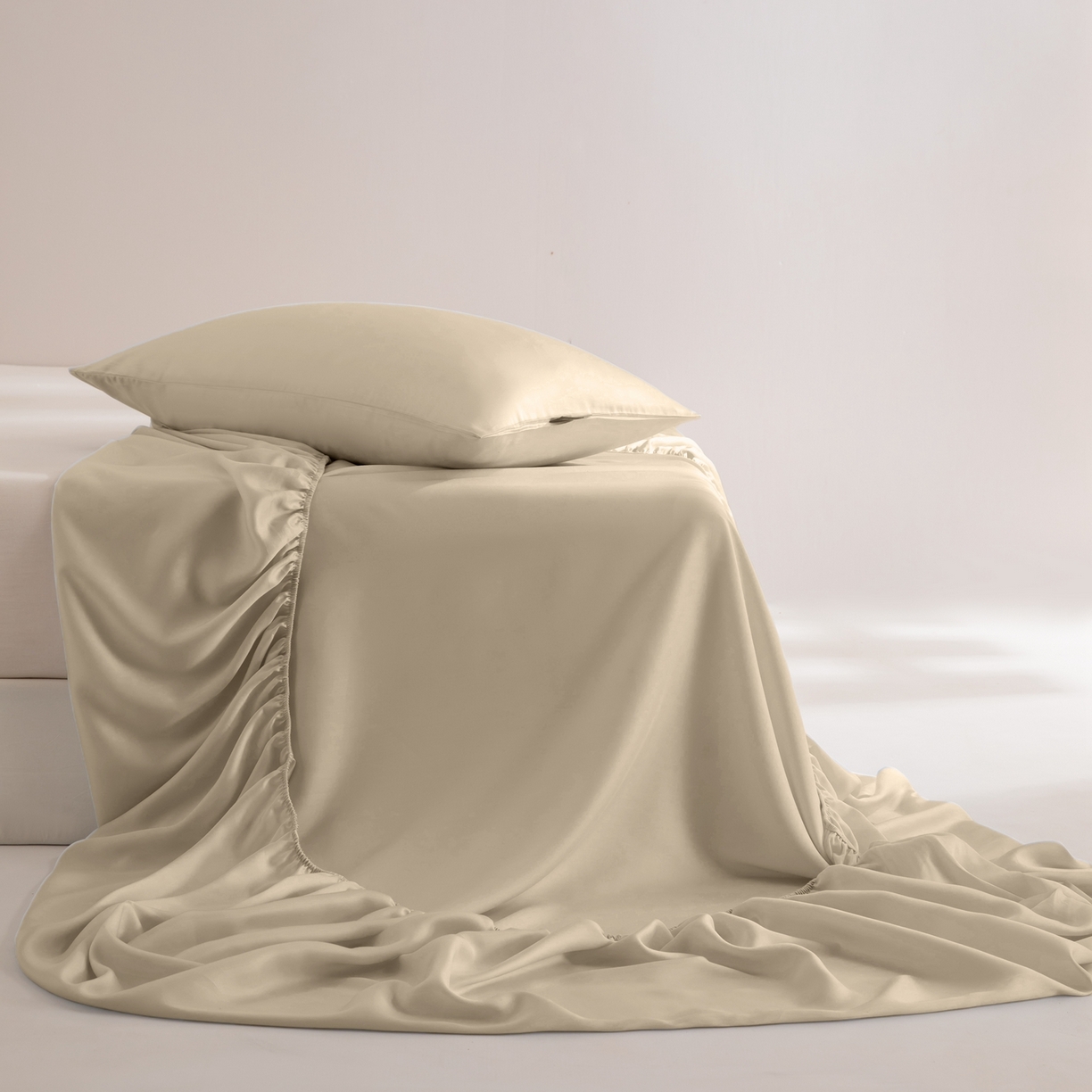 91家纺网 家纺一手货源 找家纺 眠博士 2026新款60S天丝莱赛尔纯色床笠-场景二 60S天丝床笠-浅茶色