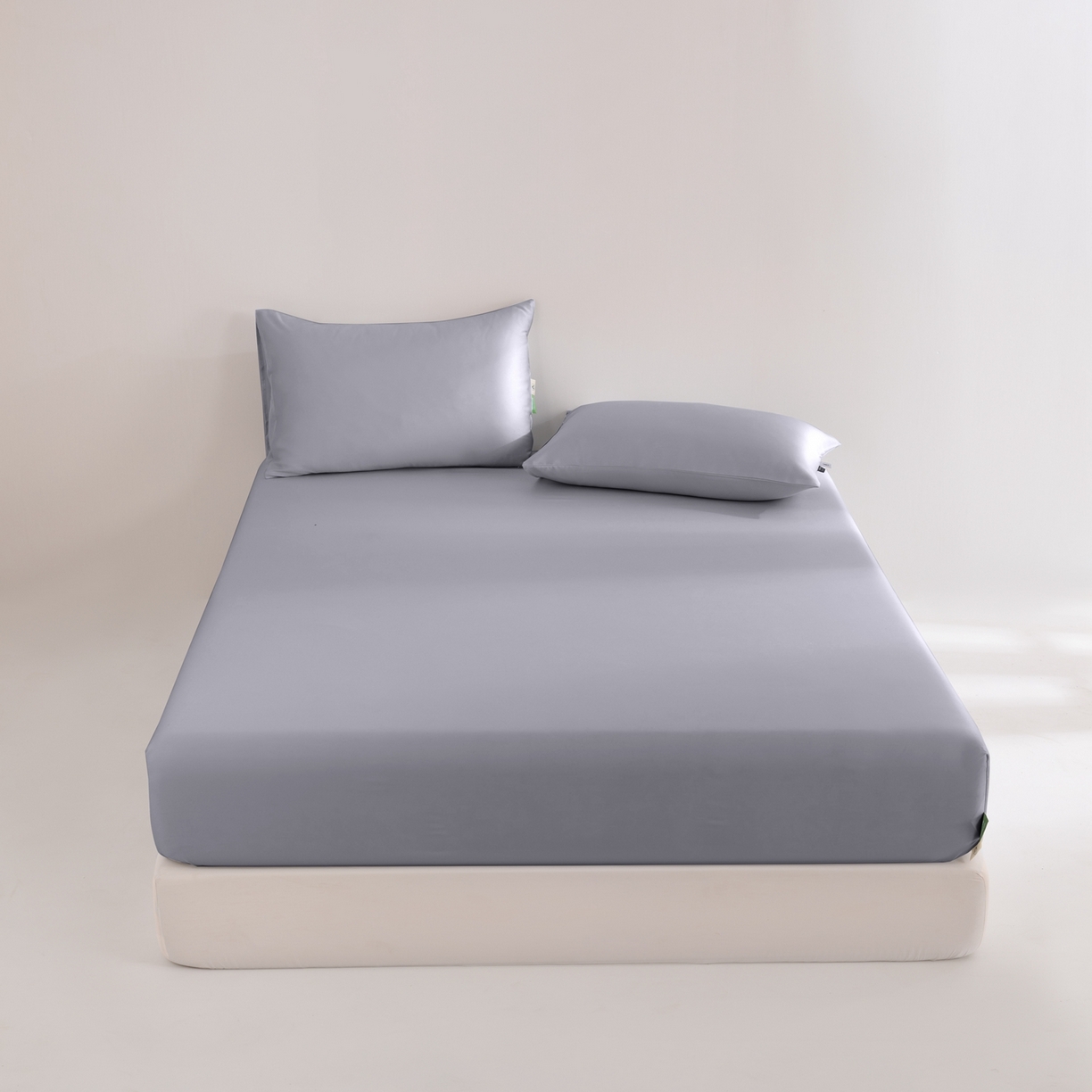 91家纺网 家纺一手货源 找家纺 眠博士 2026新款60S天丝莱赛尔纯色床笠-场景二 60S天丝床笠-烟灰