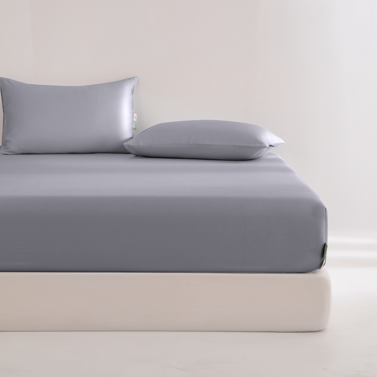 91家纺网 家纺一手货源 找家纺 眠博士 2026新款60S天丝莱赛尔纯色床笠-场景二 60S天丝床笠-烟灰