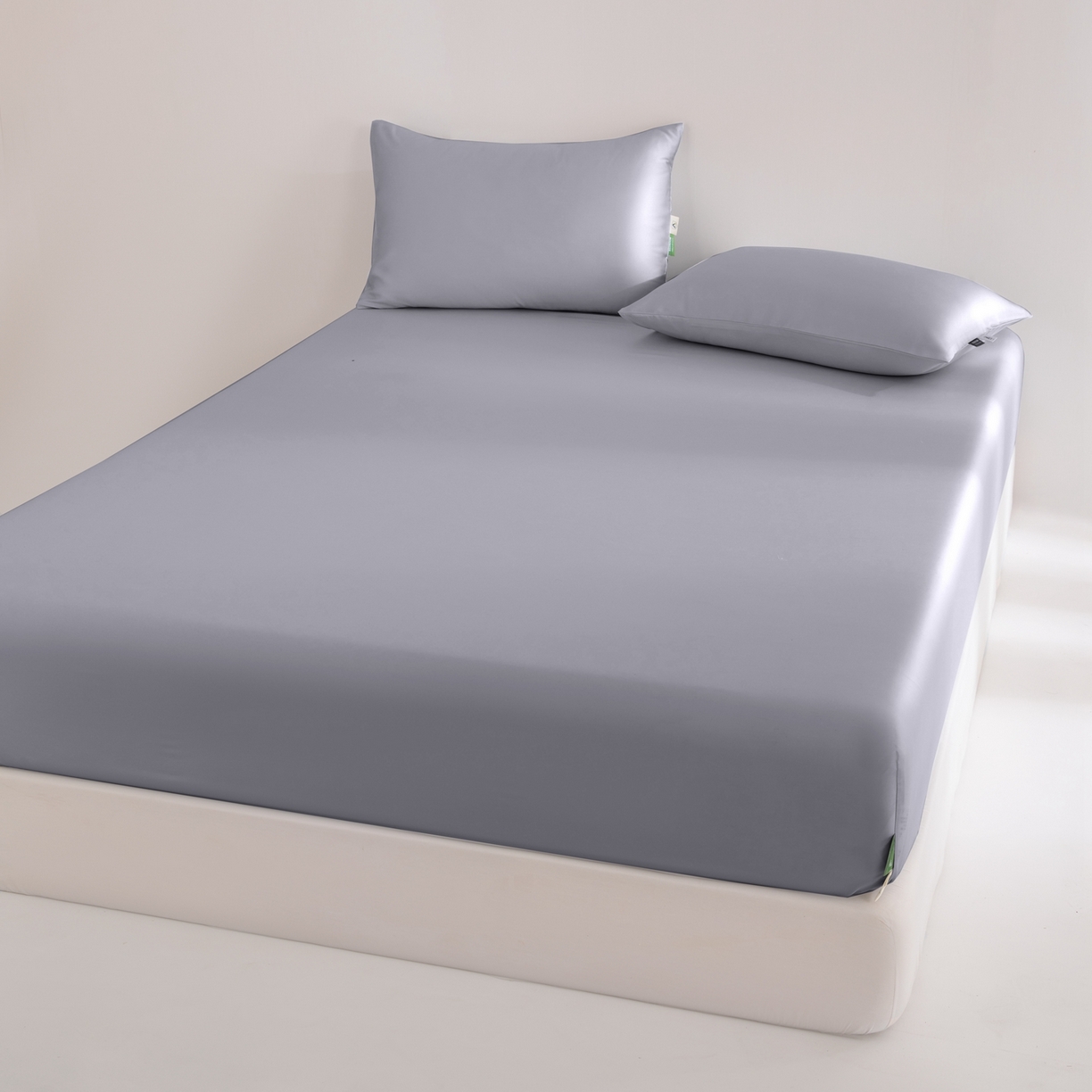 91家纺网 家纺一手货源 找家纺 眠博士 2026新款60S天丝莱赛尔纯色床笠-场景二 60S天丝床笠-烟灰