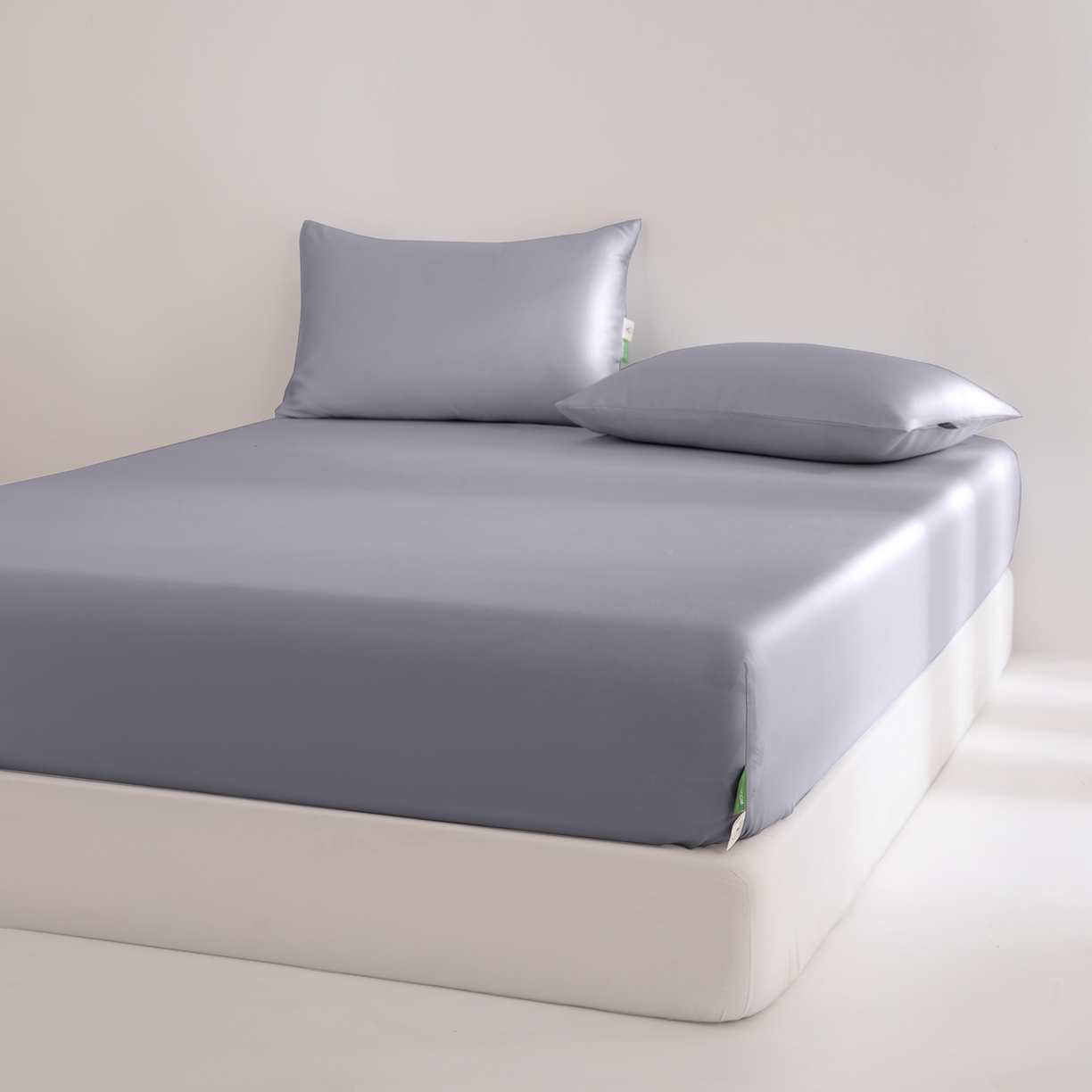 91家纺网 家纺一手货源 找家纺 眠博士 2026新款60S天丝莱赛尔纯色床笠-场景二 60S天丝床笠-烟灰