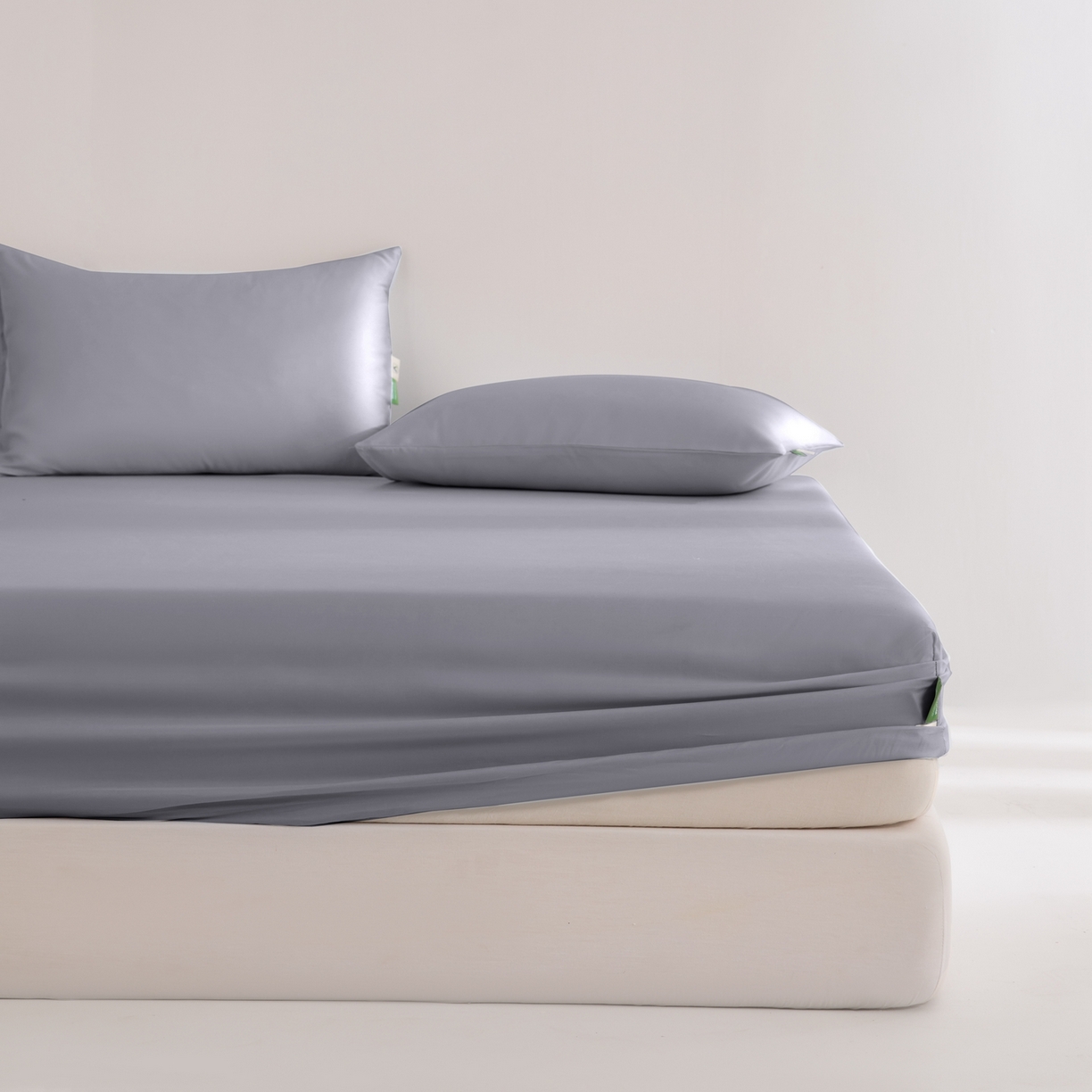 91家纺网 家纺一手货源 找家纺 眠博士 2026新款60S天丝莱赛尔纯色床笠-场景二 60S天丝床笠-烟灰