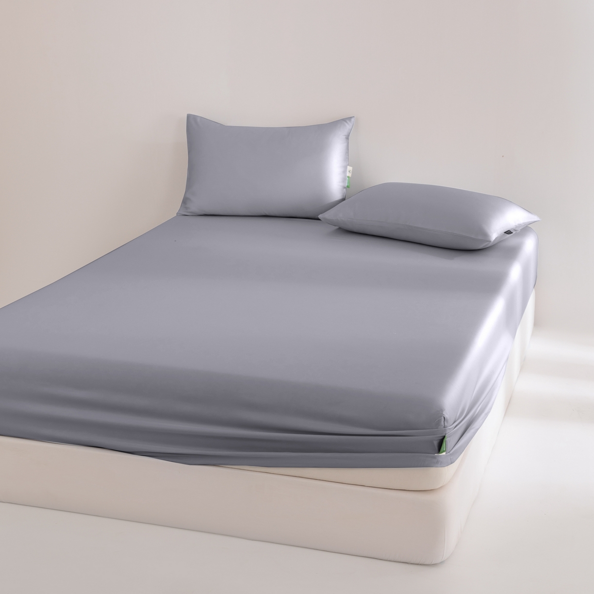 91家纺网 家纺一手货源 找家纺 眠博士 2026新款60S天丝莱赛尔纯色床笠-场景二 60S天丝床笠-烟灰