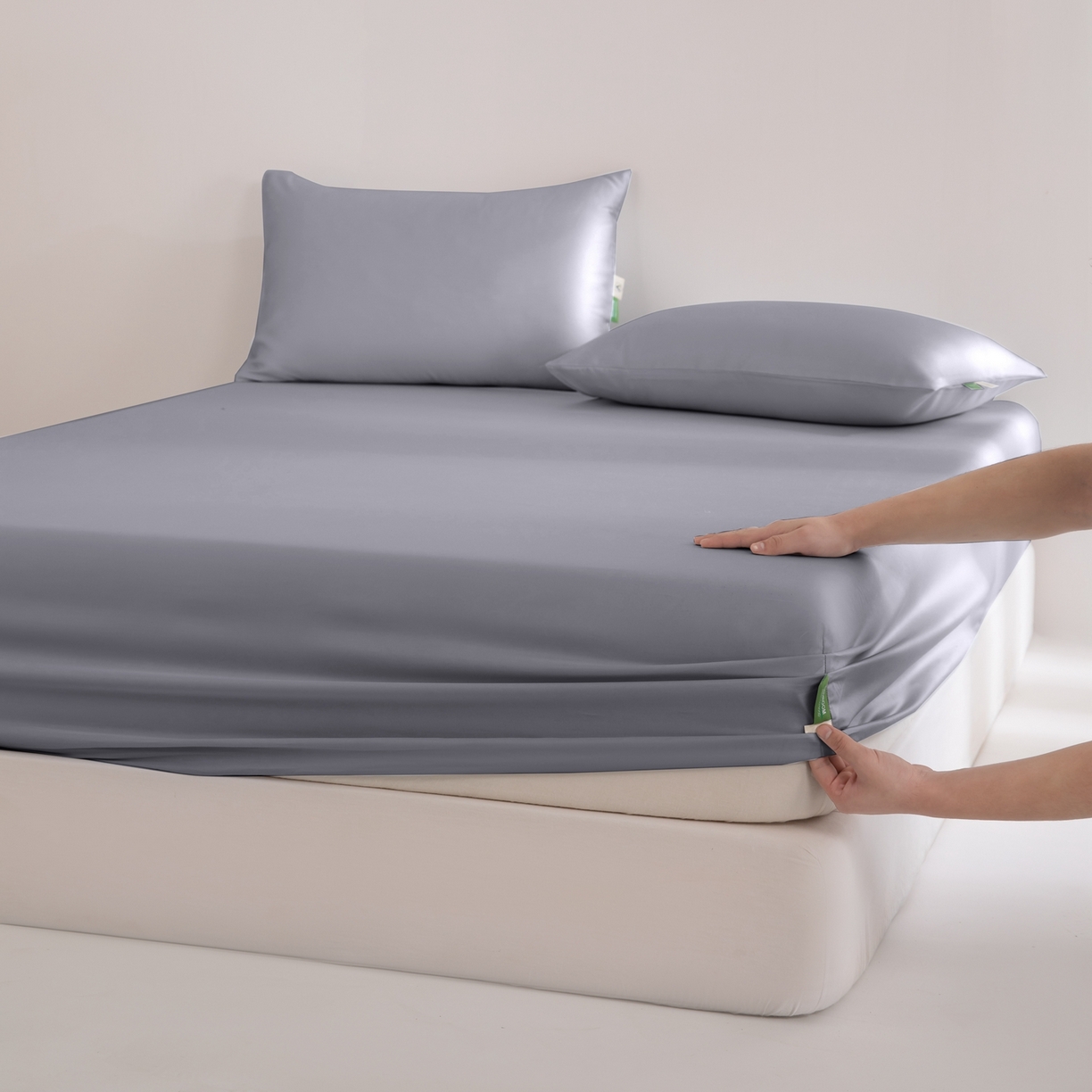 91家纺网 家纺一手货源 找家纺 眠博士 2026新款60S天丝莱赛尔纯色床笠-场景二 60S天丝床笠-烟灰