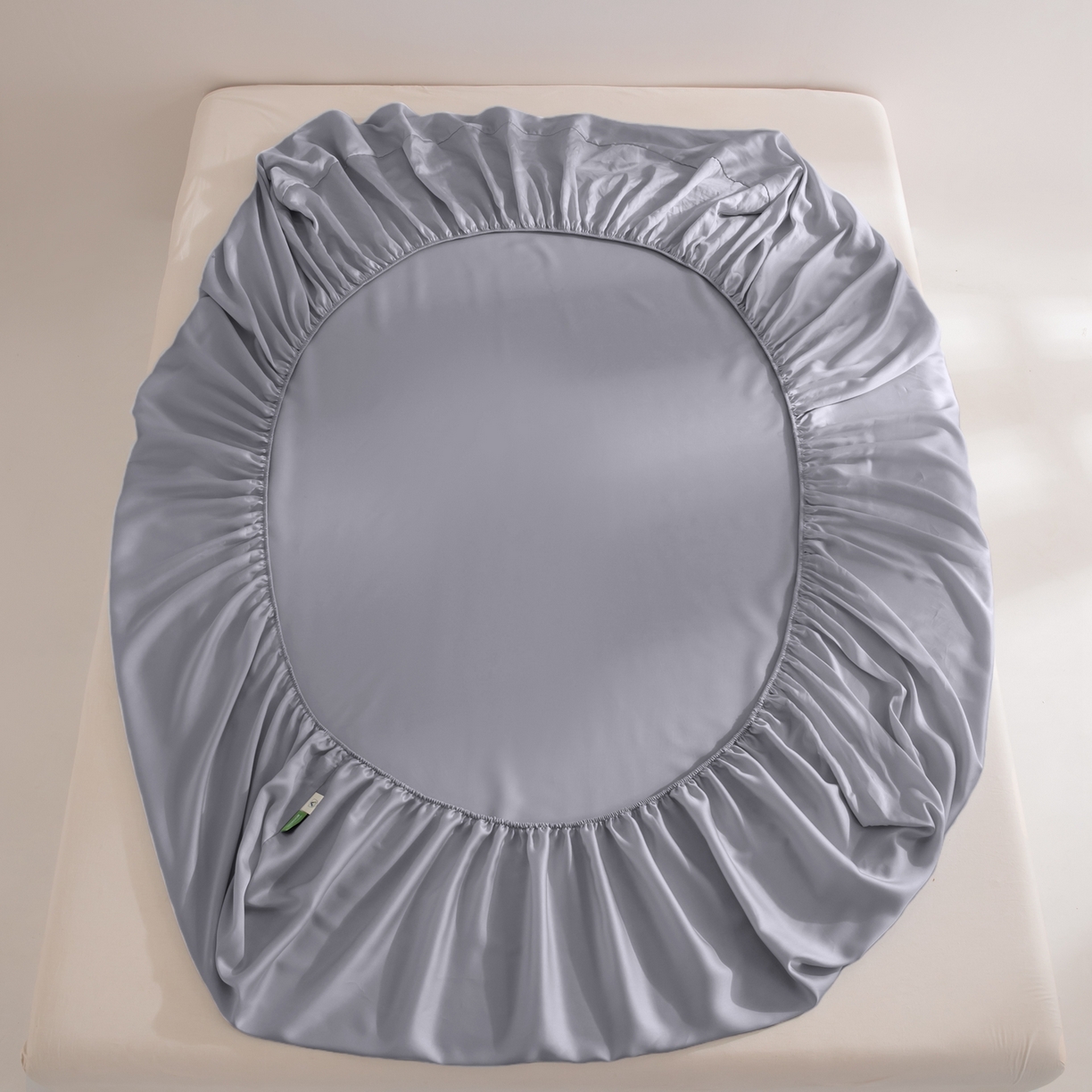 91家纺网 家纺一手货源 找家纺 眠博士 2026新款60S天丝莱赛尔纯色床笠-场景二 60S天丝床笠-烟灰