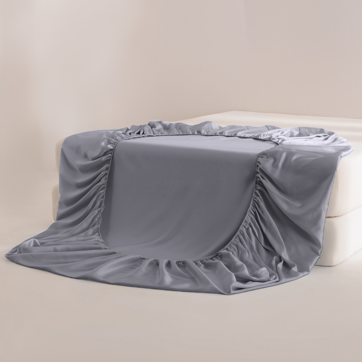 91家纺网 家纺一手货源 找家纺 眠博士 2026新款60S天丝莱赛尔纯色床笠-场景二 60S天丝床笠-烟灰