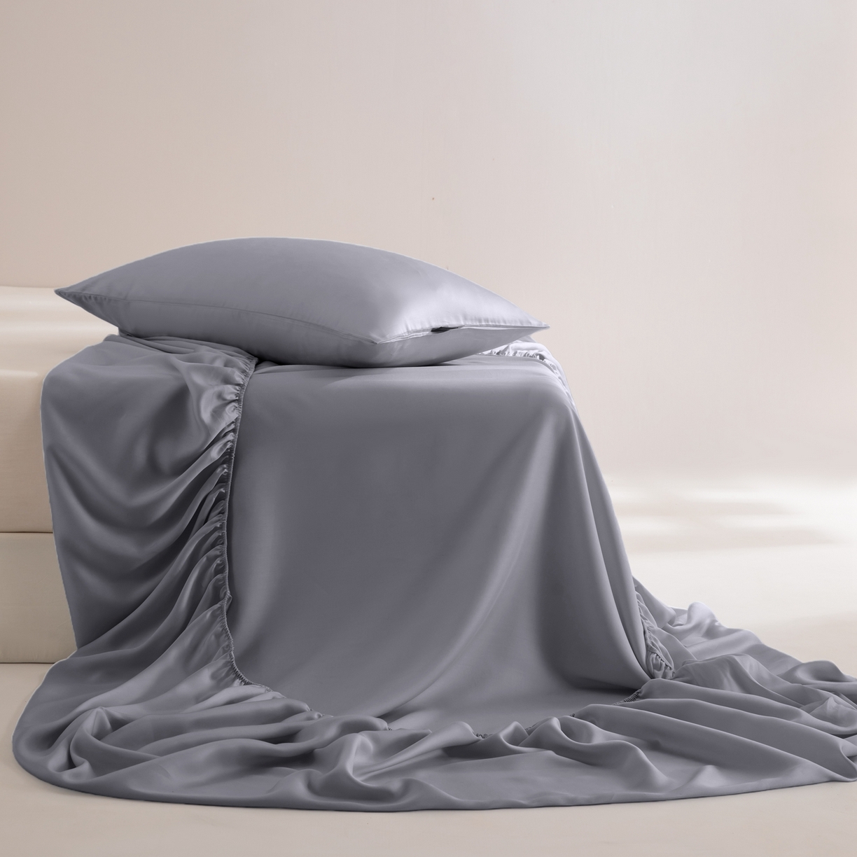 91家纺网 家纺一手货源 找家纺 眠博士 2026新款60S天丝莱赛尔纯色床笠-场景二 60S天丝床笠-烟灰