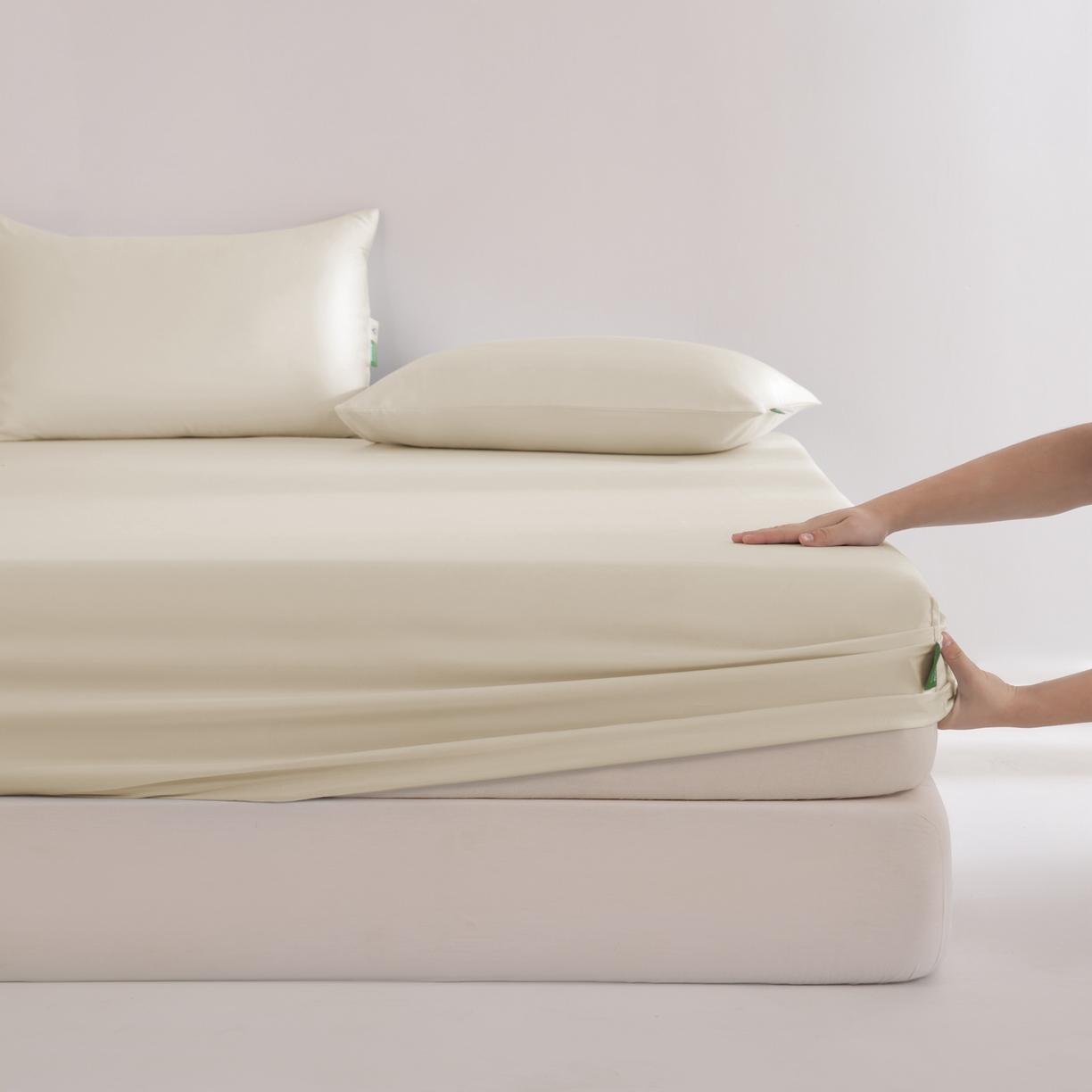 91家纺网 家纺一手货源 找家纺 眠博士 2026新款60S天丝莱赛尔纯色床笠-场景二 60S天丝床笠-云朵白