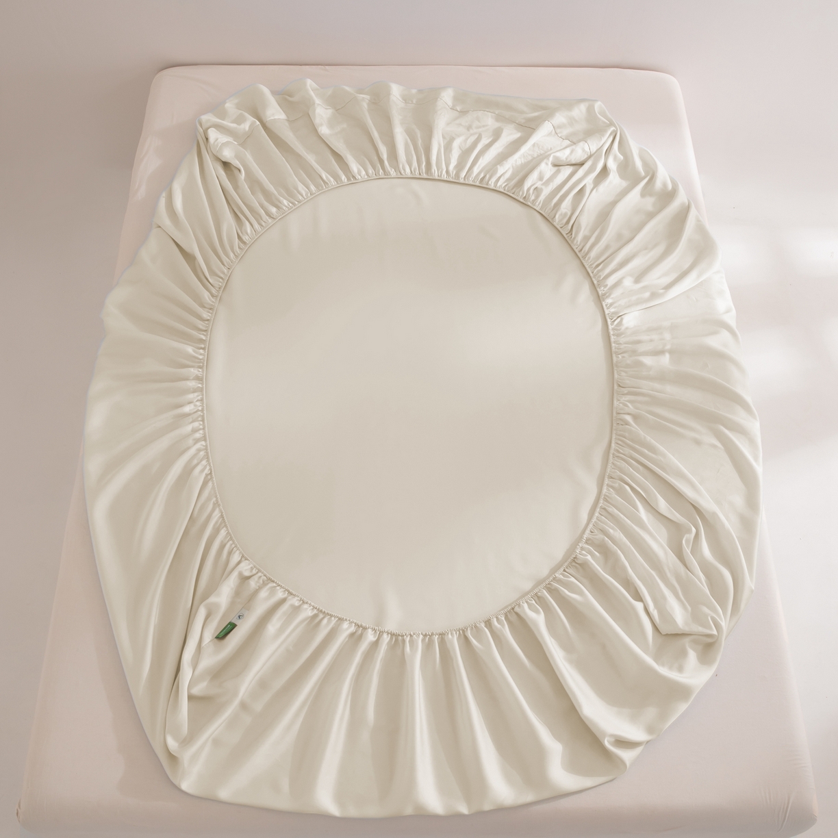 91家纺网 家纺一手货源 找家纺 眠博士 2026新款60S天丝莱赛尔纯色床笠-场景二 60S天丝床笠-云朵白