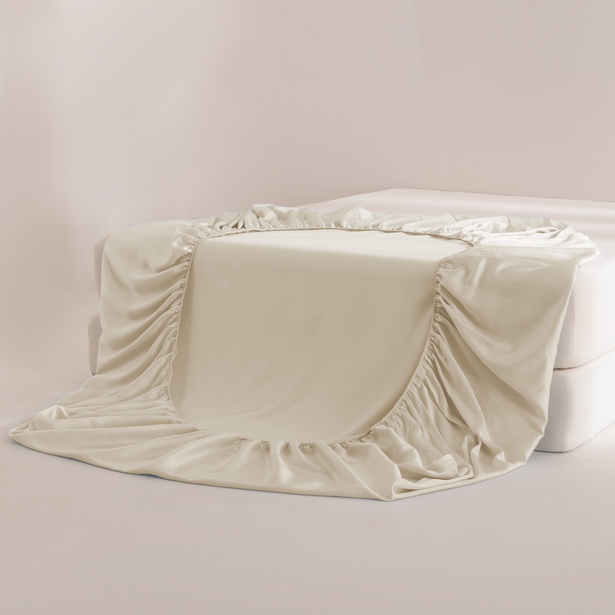 91家纺网 家纺一手货源 找家纺 眠博士 2026新款60S天丝莱赛尔纯色床笠-场景二 60S天丝床笠-云朵白