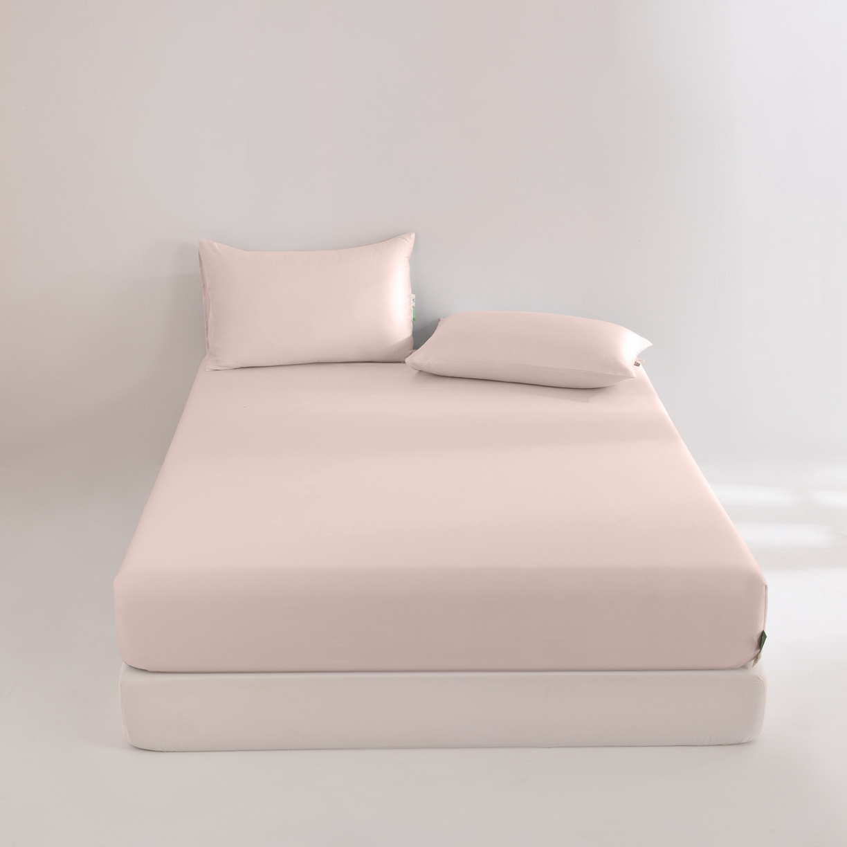 91家纺网 家纺一手货源 找家纺 眠博士 2026新款60S天丝莱赛尔纯色床笠-场景二 60S天丝床笠-云朵粉