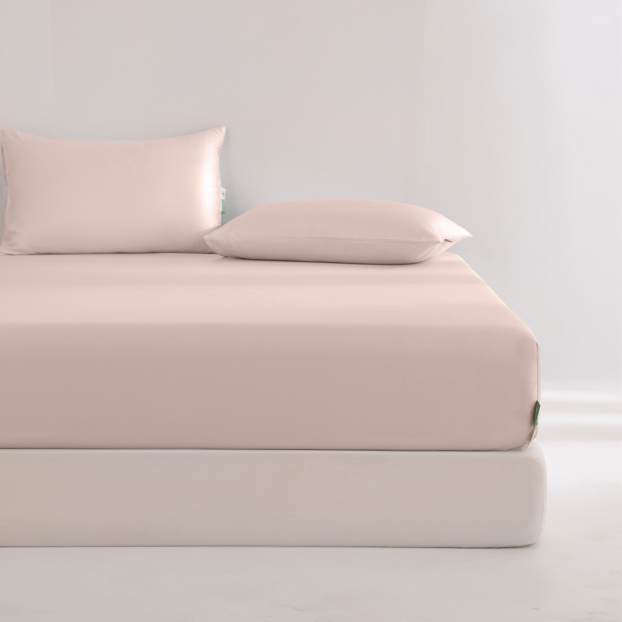 91家纺网 家纺一手货源 找家纺 眠博士 2026新款60S天丝莱赛尔纯色床笠-场景二 60S天丝床笠-云朵粉