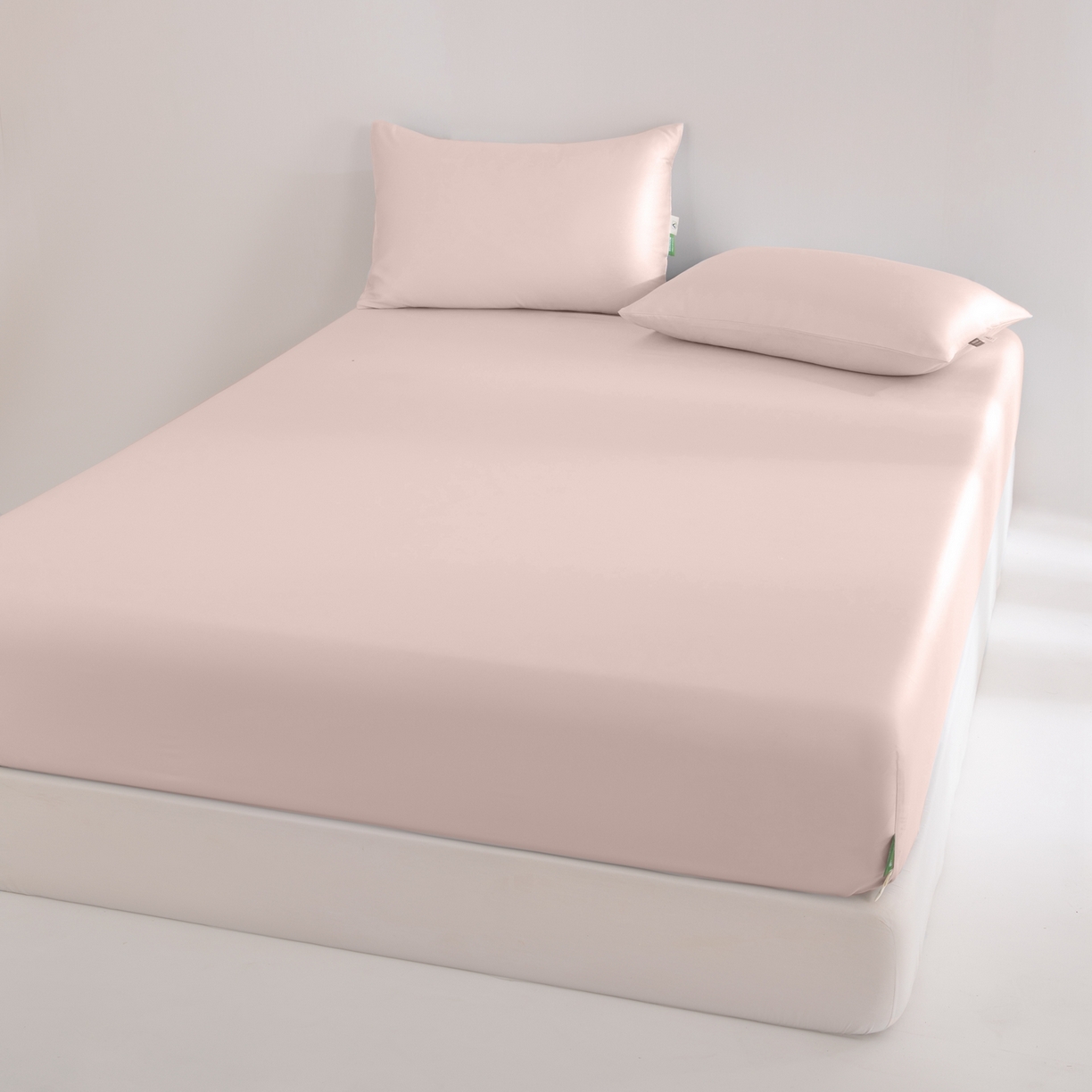 91家纺网 家纺一手货源 找家纺 眠博士 2026新款60S天丝莱赛尔纯色床笠-场景二 60S天丝床笠-云朵粉