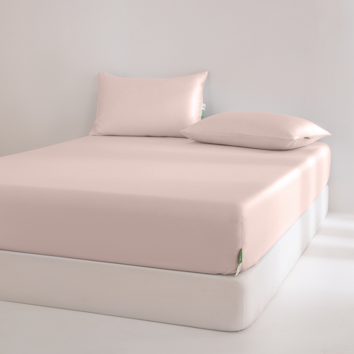 91家纺网 家纺一手货源 找家纺 眠博士 2026新款60S天丝莱赛尔纯色床笠-场景二 60S天丝床笠-云朵粉