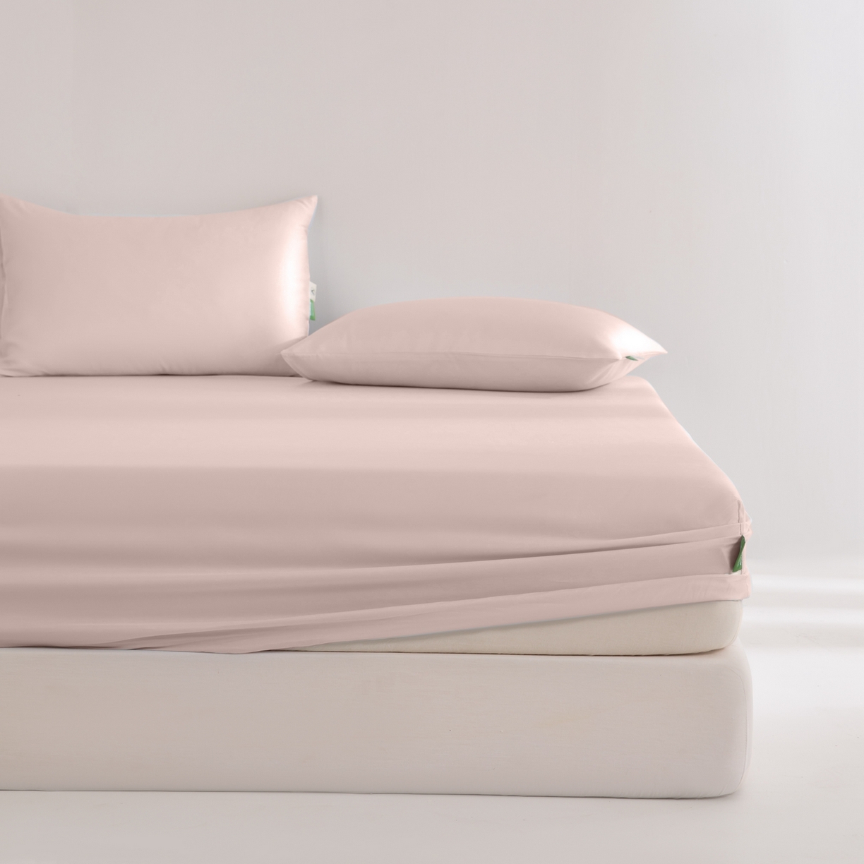 91家纺网 家纺一手货源 找家纺 眠博士 2026新款60S天丝莱赛尔纯色床笠-场景二 60S天丝床笠-云朵粉