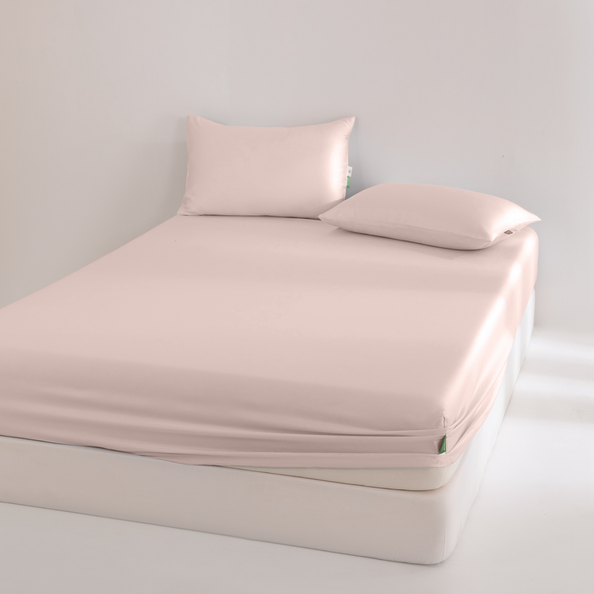 91家纺网 家纺一手货源 找家纺 眠博士 2026新款60S天丝莱赛尔纯色床笠-场景二 60S天丝床笠-云朵粉