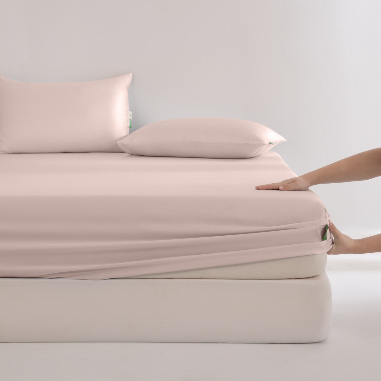 91家纺网 家纺一手货源 找家纺 眠博士 2026新款60S天丝莱赛尔纯色床笠-场景二 60S天丝床笠-云朵粉