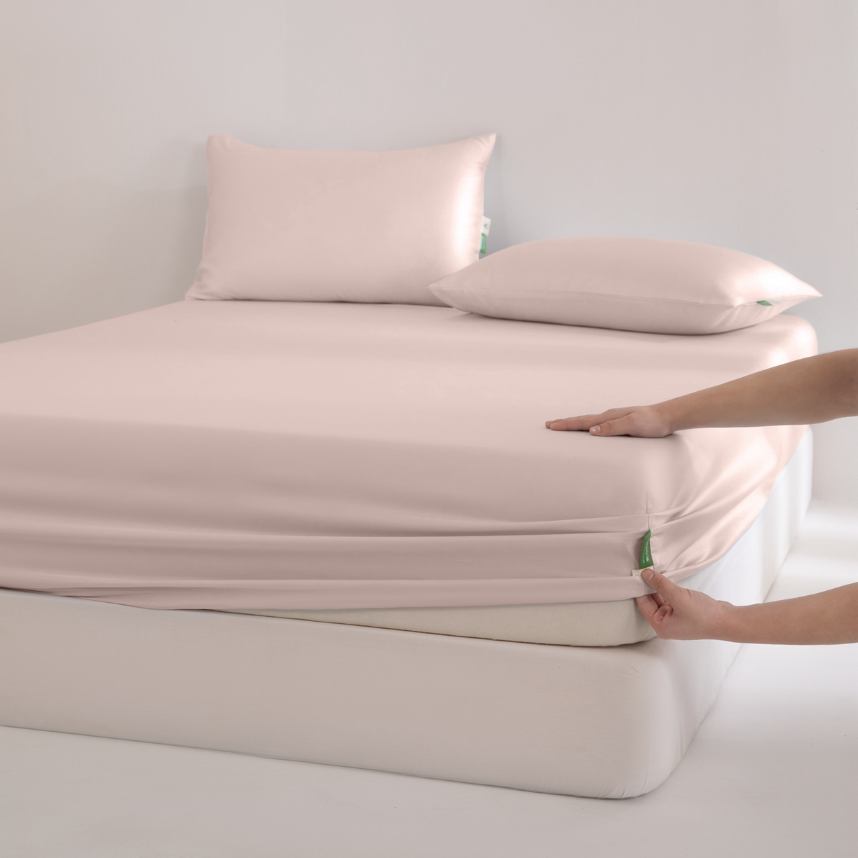 91家纺网 家纺一手货源 找家纺 眠博士 2026新款60S天丝莱赛尔纯色床笠-场景二 60S天丝床笠-云朵粉