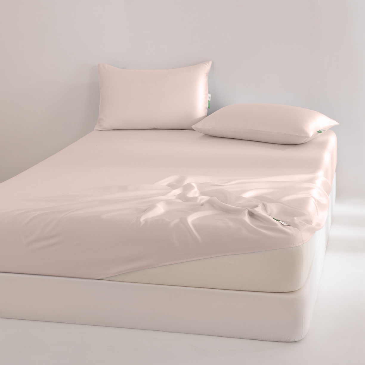 91家纺网 家纺一手货源 找家纺 眠博士 2026新款60S天丝莱赛尔纯色床笠-场景二 60S天丝床笠-云朵粉