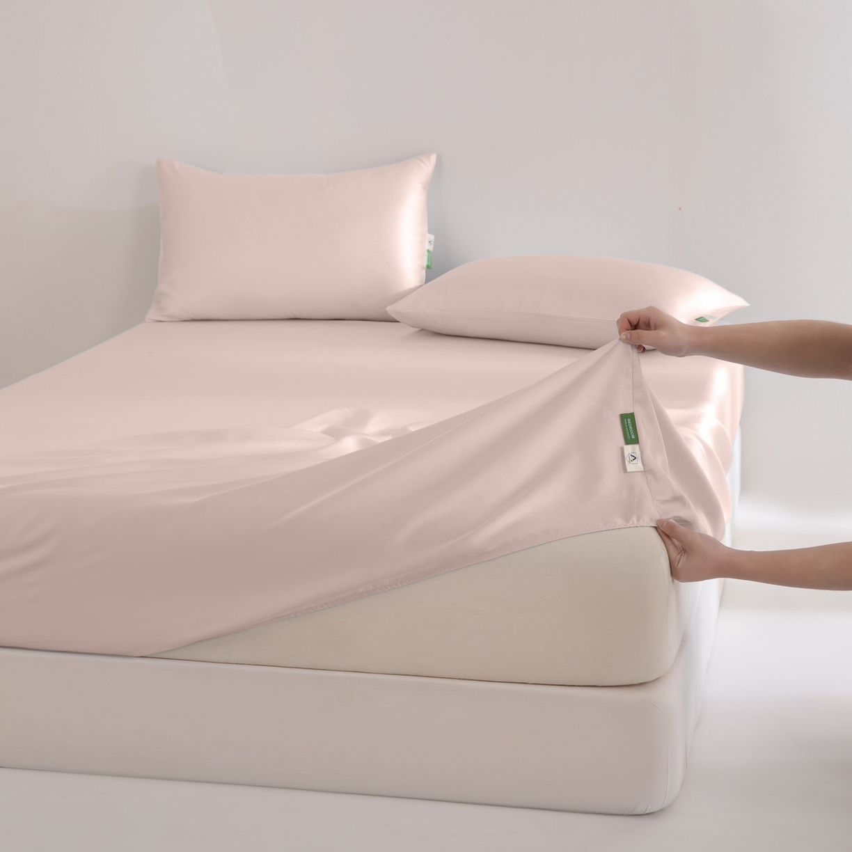 91家纺网 家纺一手货源 找家纺 眠博士 2026新款60S天丝莱赛尔纯色床笠-场景二 60S天丝床笠-云朵粉