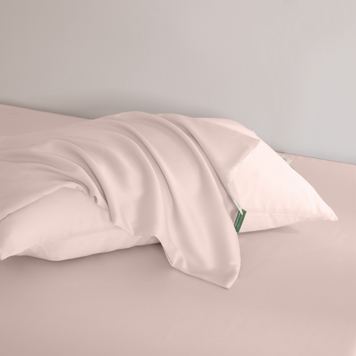 91家纺网 家纺一手货源 找家纺 眠博士 2026新款60S天丝莱赛尔纯色床笠-场景二 60S天丝床笠-云朵粉