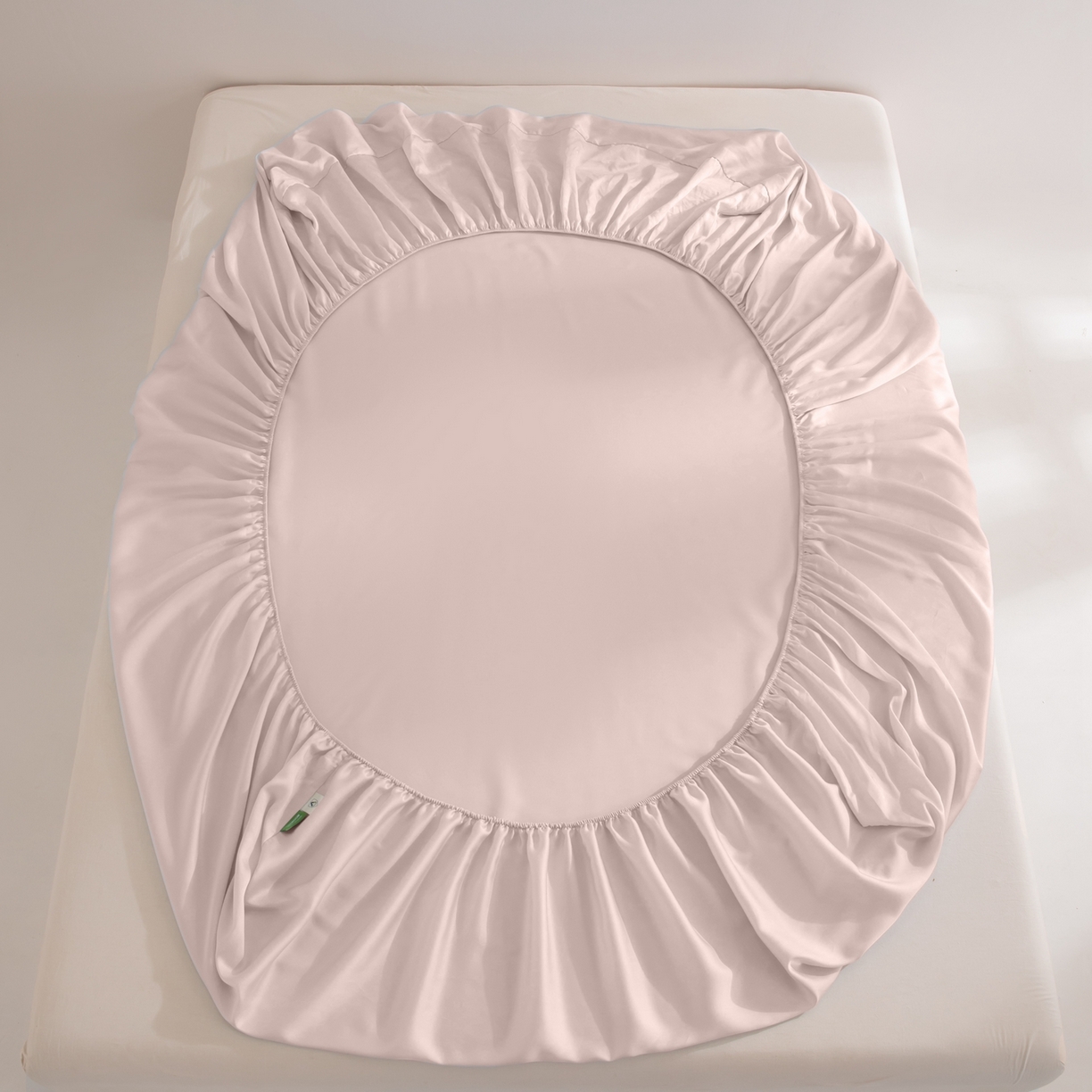 91家纺网 家纺一手货源 找家纺 眠博士 2026新款60S天丝莱赛尔纯色床笠-场景二 60S天丝床笠-云朵粉