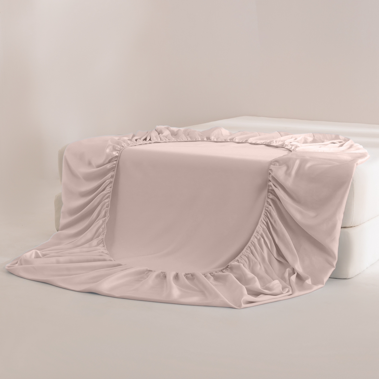 91家纺网 家纺一手货源 找家纺 眠博士 2026新款60S天丝莱赛尔纯色床笠-场景二 60S天丝床笠-云朵粉