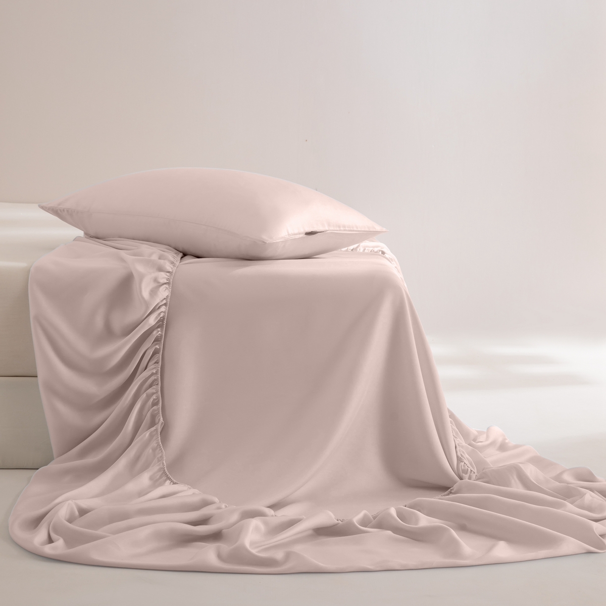 91家纺网 家纺一手货源 找家纺 眠博士 2026新款60S天丝莱赛尔纯色床笠-场景二 60S天丝床笠-云朵粉