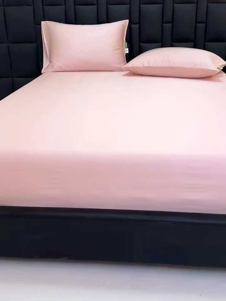 91家纺网 家纺一手货源 找家纺 眠博士 2026新款60S天丝莱赛尔纯色床笠-场景二 60S天丝床笠-云朵粉