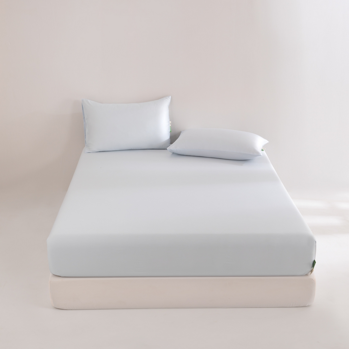 91家纺网 家纺一手货源 找家纺 眠博士 2026新款60S天丝莱赛尔纯色床笠-场景二 60S天丝床笠-云朵蓝