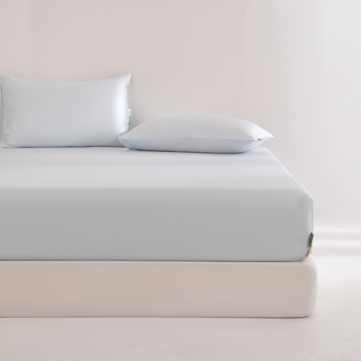 91家纺网 家纺一手货源 找家纺 眠博士 2026新款60S天丝莱赛尔纯色床笠-场景二 60S天丝床笠-云朵蓝